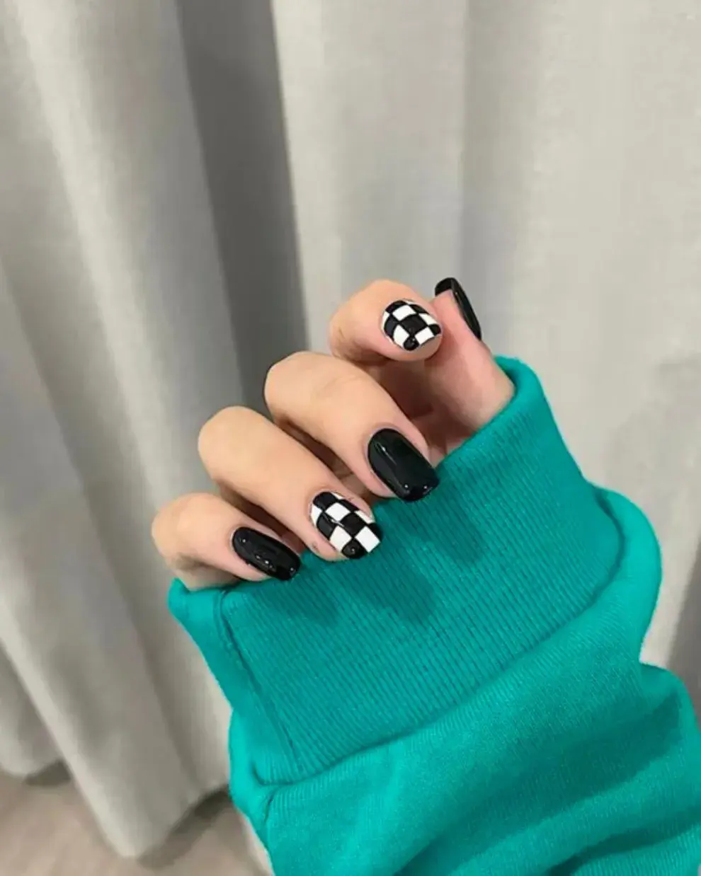 El cuadriculado en blanco y negro, con uñas negras también queda genial.