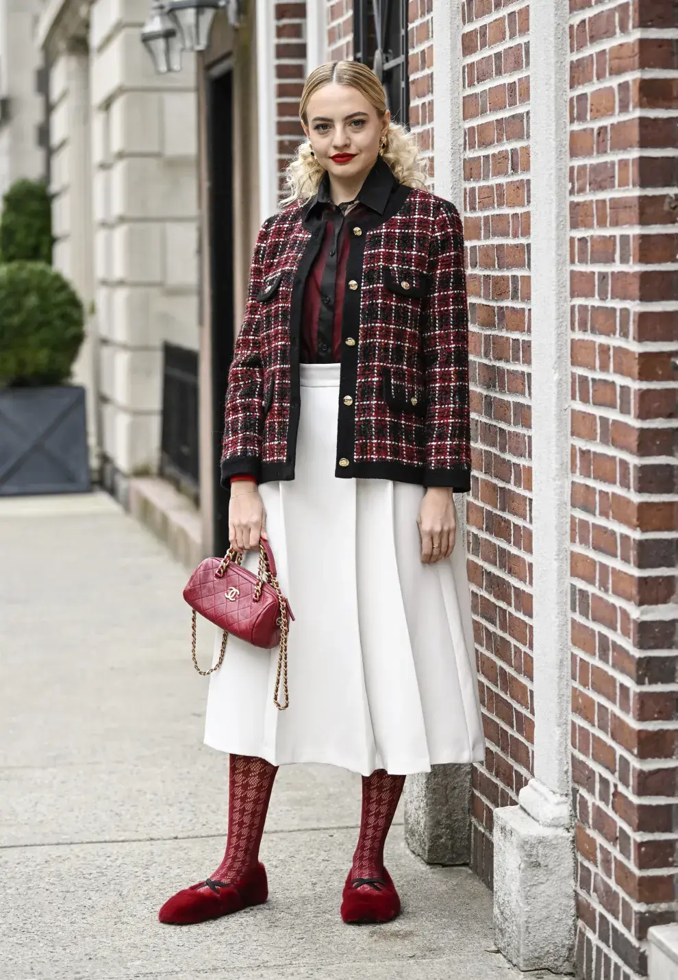 Un look clásico y elegante. Chaqueta de tweed, falda tableada, medias con fantasía y chatas de pelo. Nos encanta la combinación de rojo, negro y blanco. 