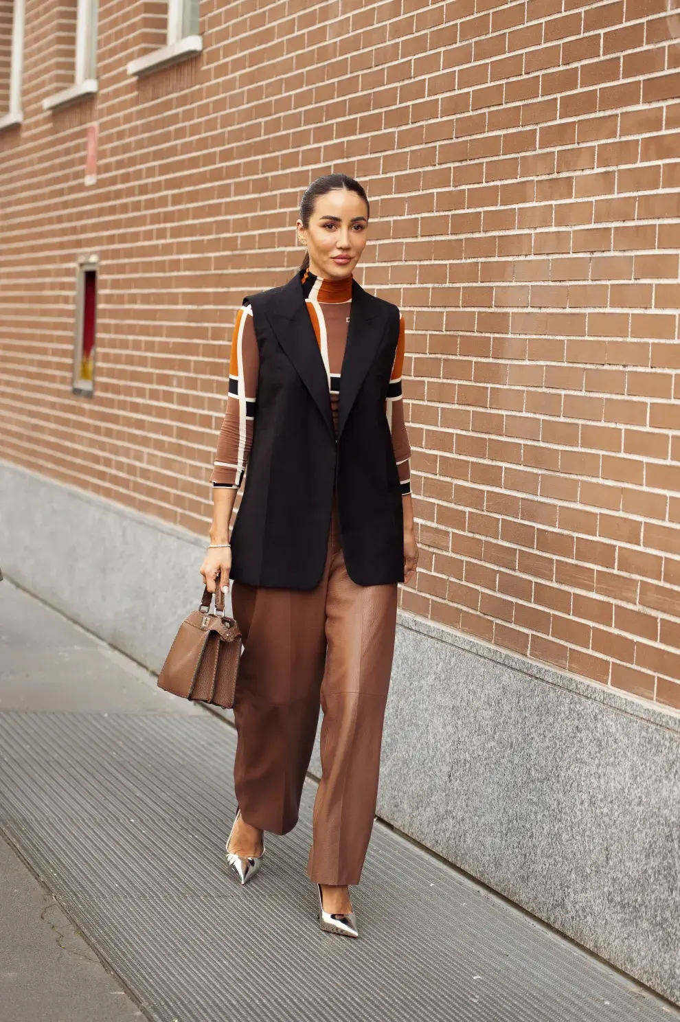 El chaleco de paño, puffer ó gabardina es el complemento ideal para looks de media estación. 