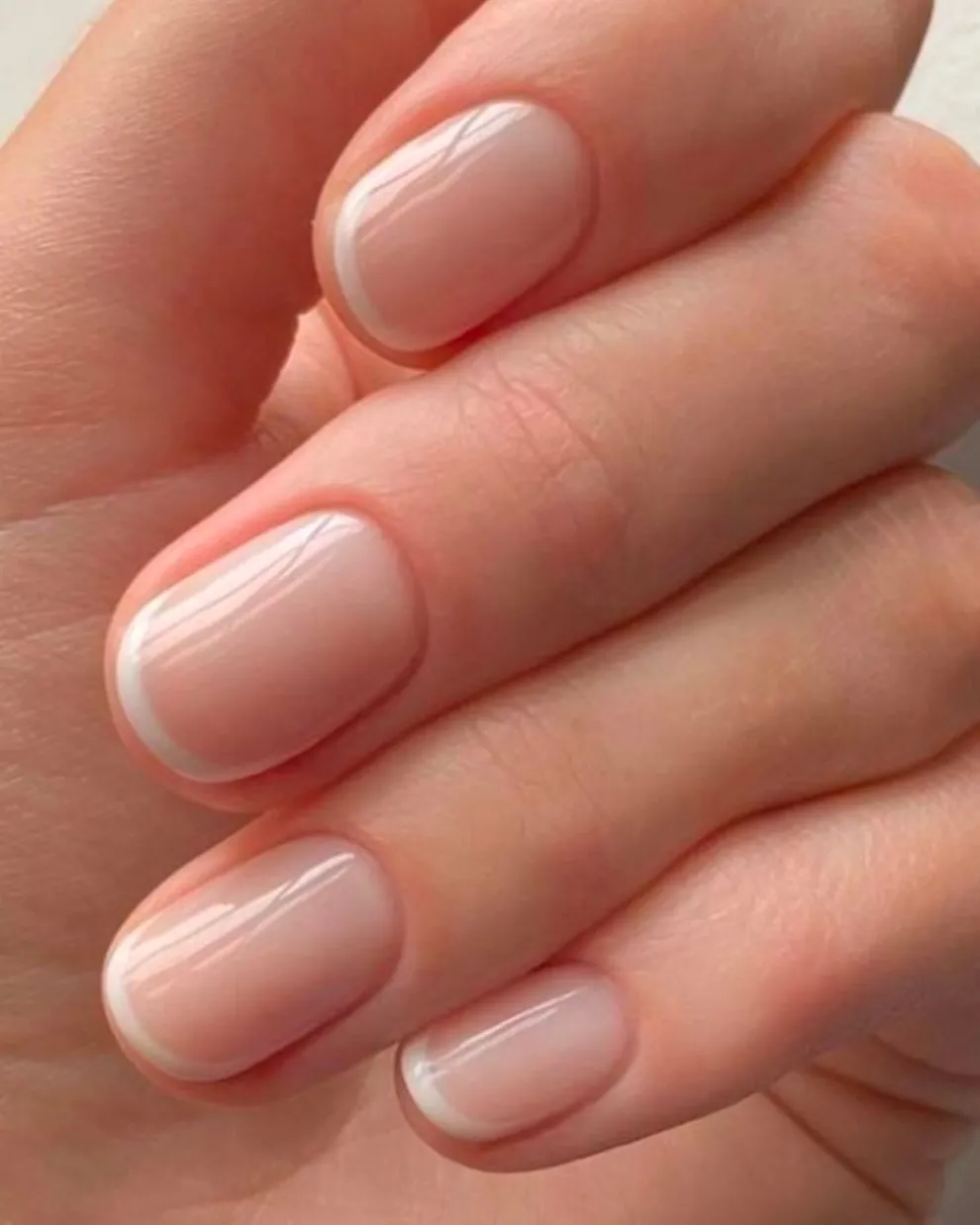 otra tendencia que vuelve fuerte es la manicura americana que busca, con esmaltes, replicar los tonos naturales de las uñas.