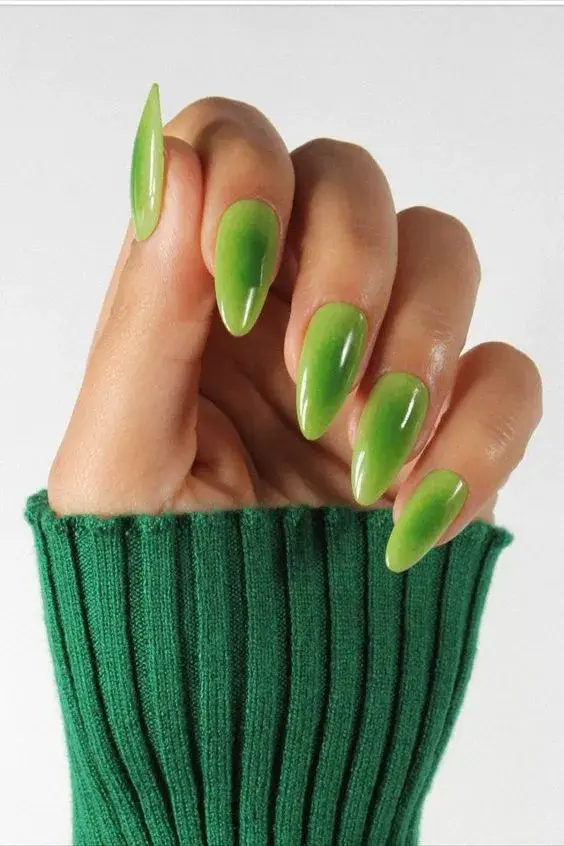 En verde manzana, un color que se suele asociar a la juventud, el crecimiento, la fertilidad y la esperanza.