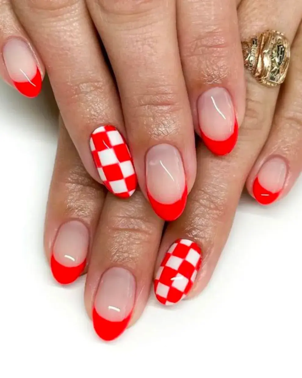 Amamos fuerte la combinación de las cuadrículas con uñas francesitas.