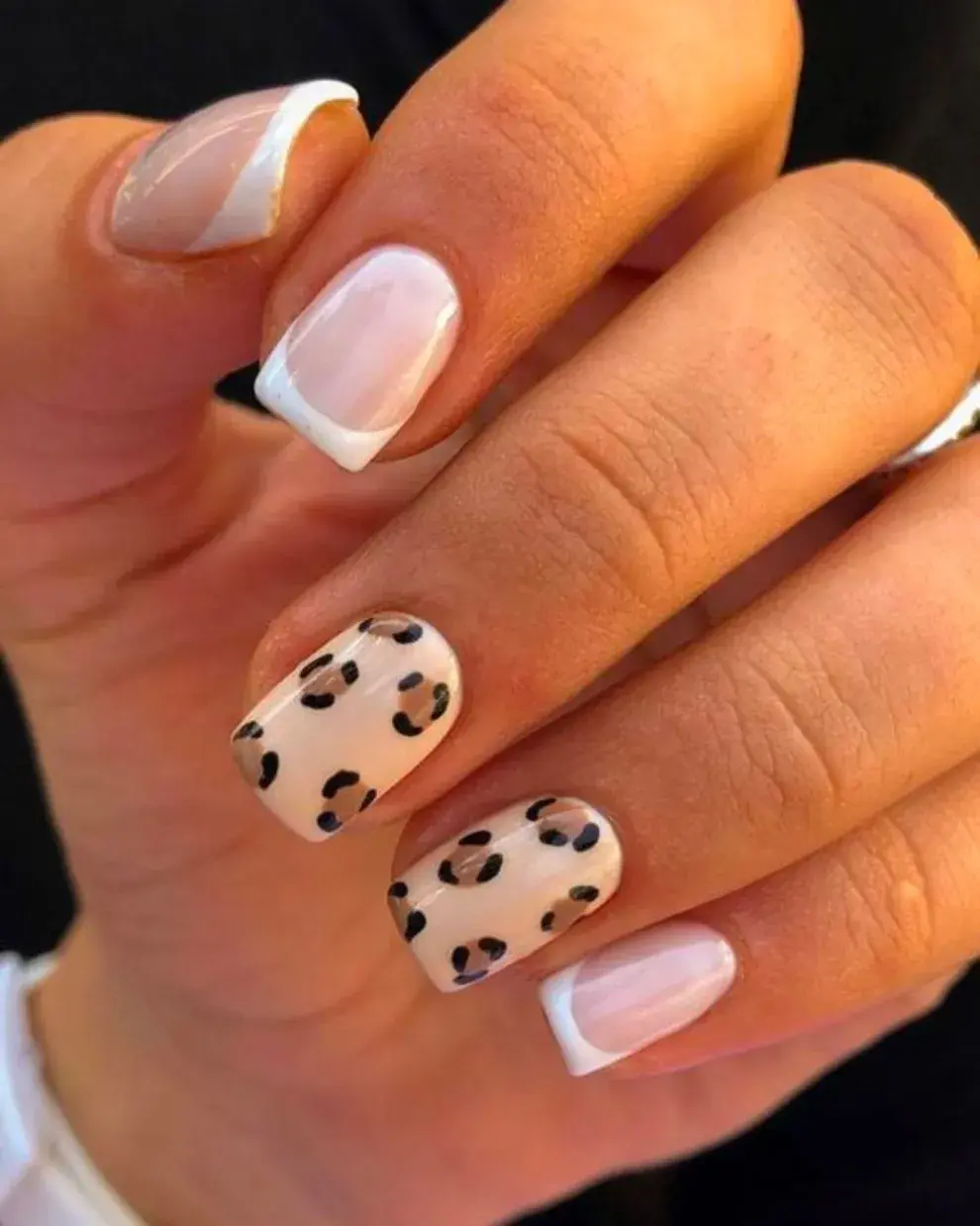 Otra opción divina es combinar el diseño de francesitas con uñas en animal print pleno.