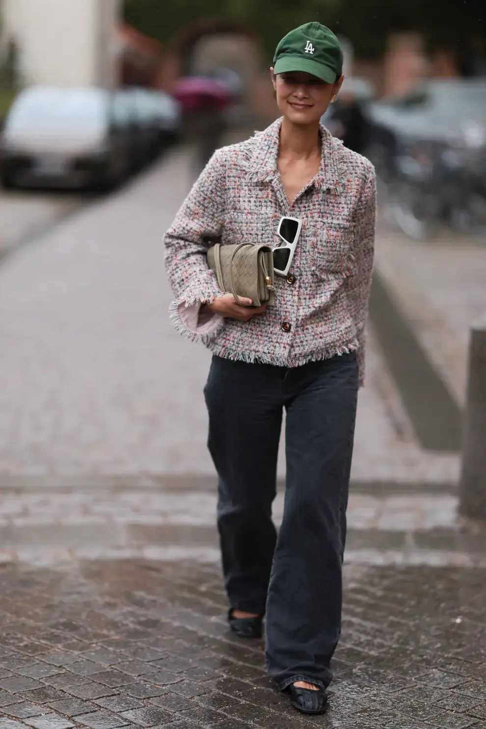 La chaqueta de tweed, muy Cocó Chanel, es una prenda justa para los días de otoño. Con más o menos abrigo por debajo. 