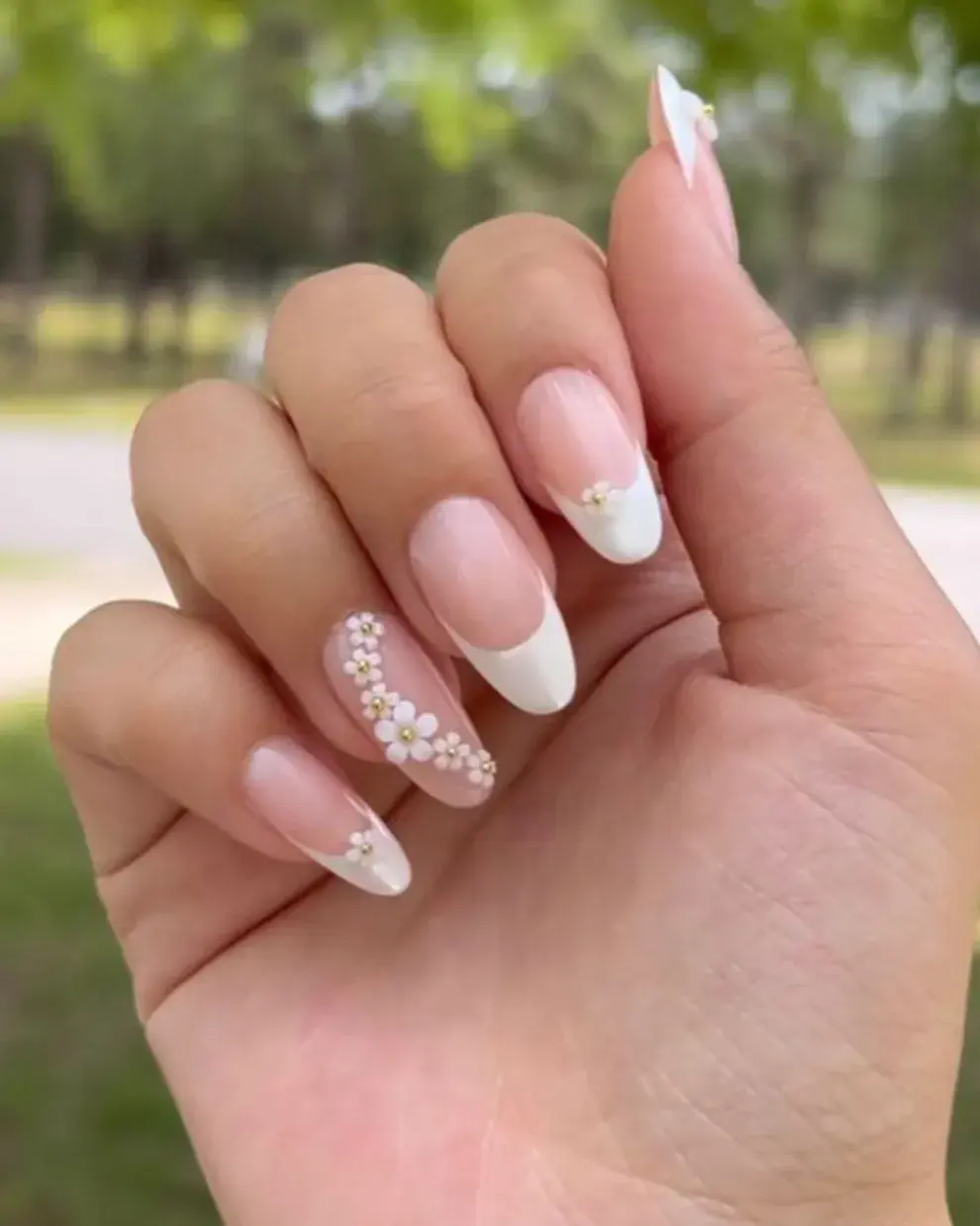 ¿Quién dijo que las flores son sólo para la primavera? Este 3D nail art floral en blanco combina los apliques con la manicura francesa.