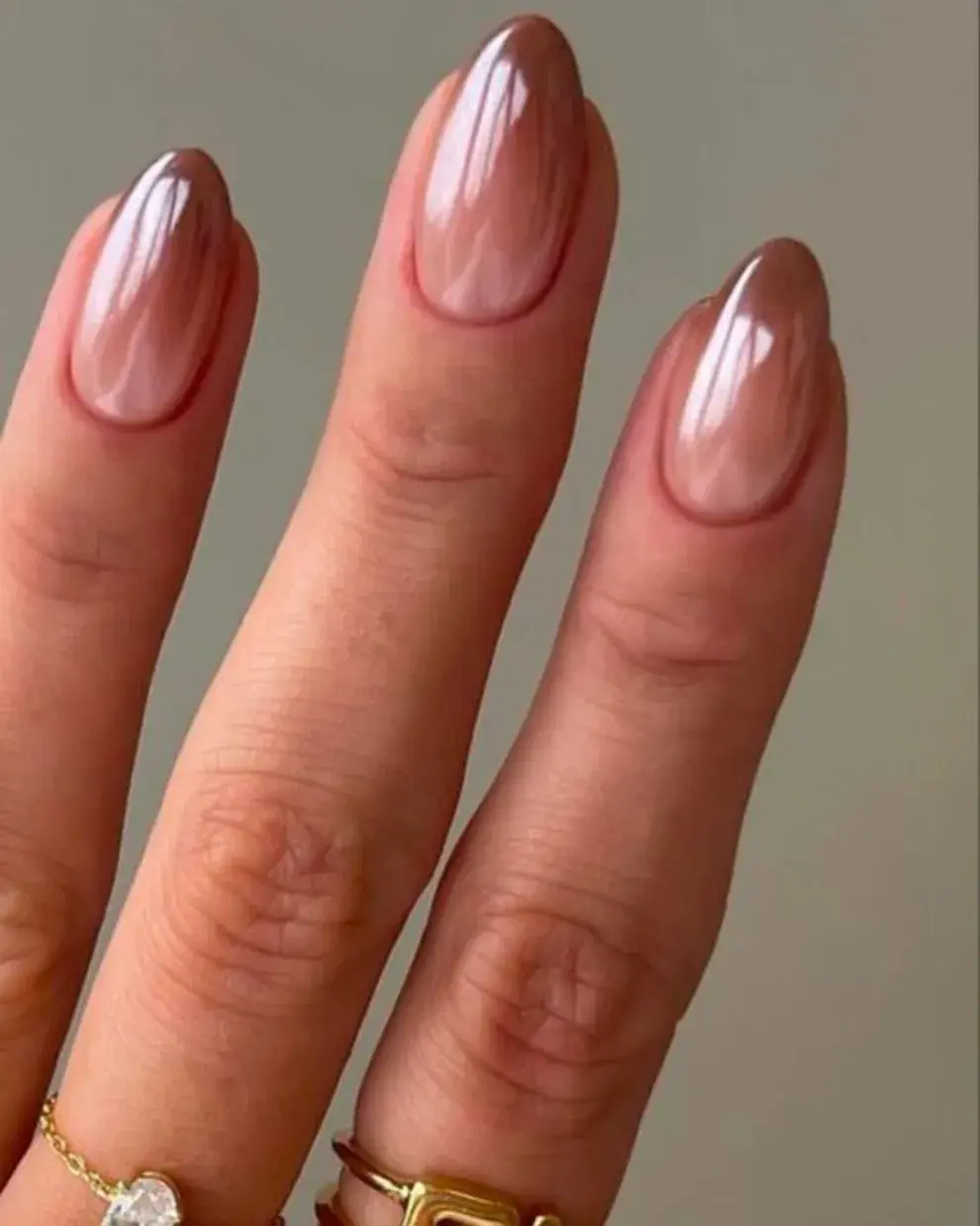 El nail art en degradé está súper de moda y podés combinarlo con una base transparente para que quede genial