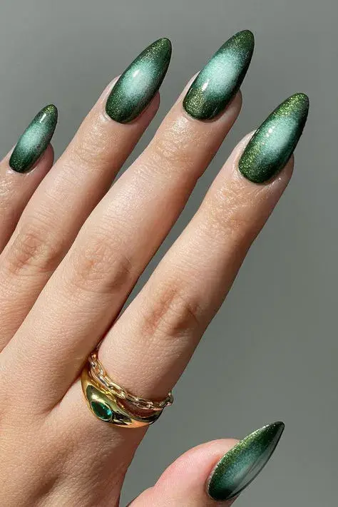 Este diseño utiliza esmalte con brillos en dos tonos de verde, color que será tendencia este otoño.