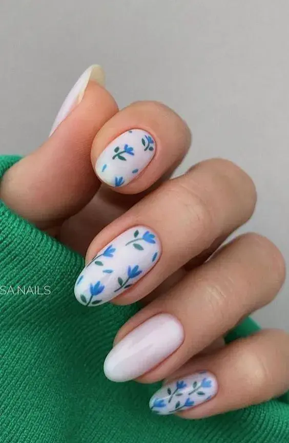 Las estampas florales van muy bien con una base blanca o "milky", porque genera un mayor contraste y destaca más el diseño floral.