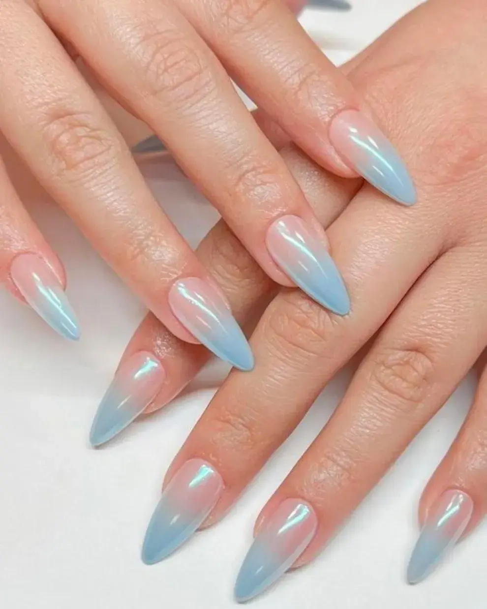 En plan de sky nail art, jugas con el transparente y el celeste.