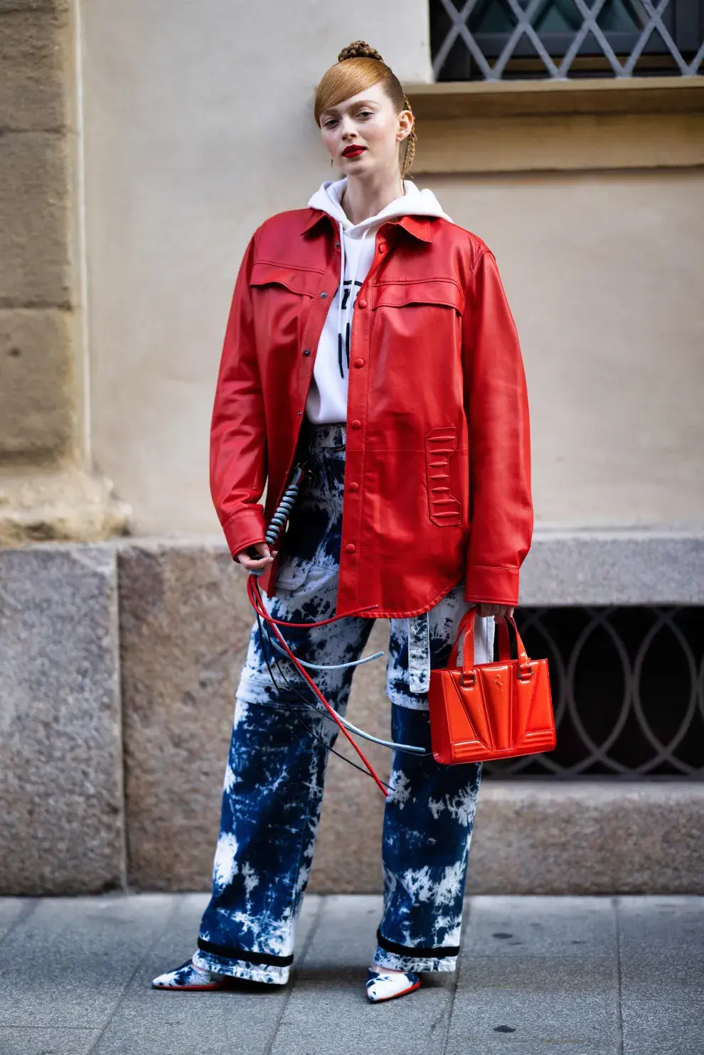 Chaquetas, abrigos, buzos rojos con denim... siempre va. 