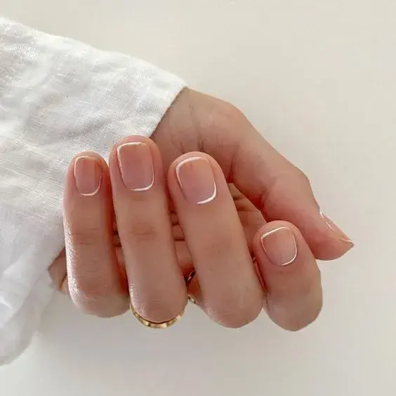 ¿Te gusta el nail art más clásico? Podés probar estas frame nails con esmalte blanco y dejando el marco incompleto, para que sea más sutil. 