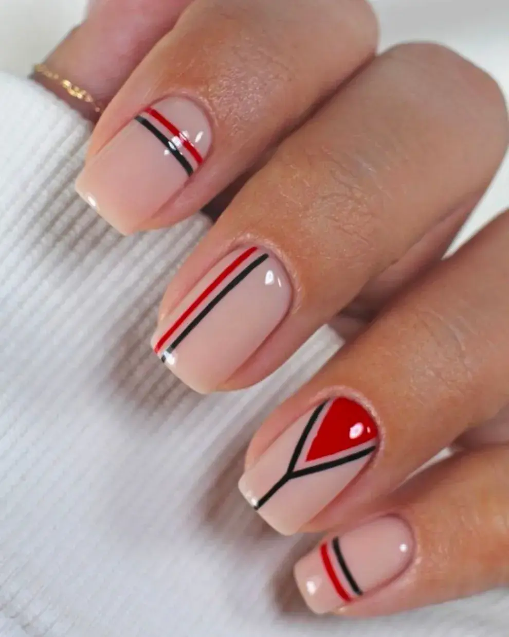 El nail art de líneas juega muchísimo con la irregularidad y cada uña puede tener su diseño propio.