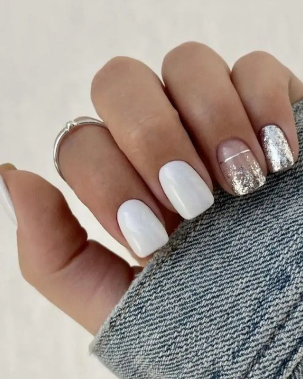 El esmalte plateado queda muy bien al combinarlo con color blanco. El detalle en plata podés sumarlo sólo a una o dos uñas, para darle un detalle a un nail art más clásico.