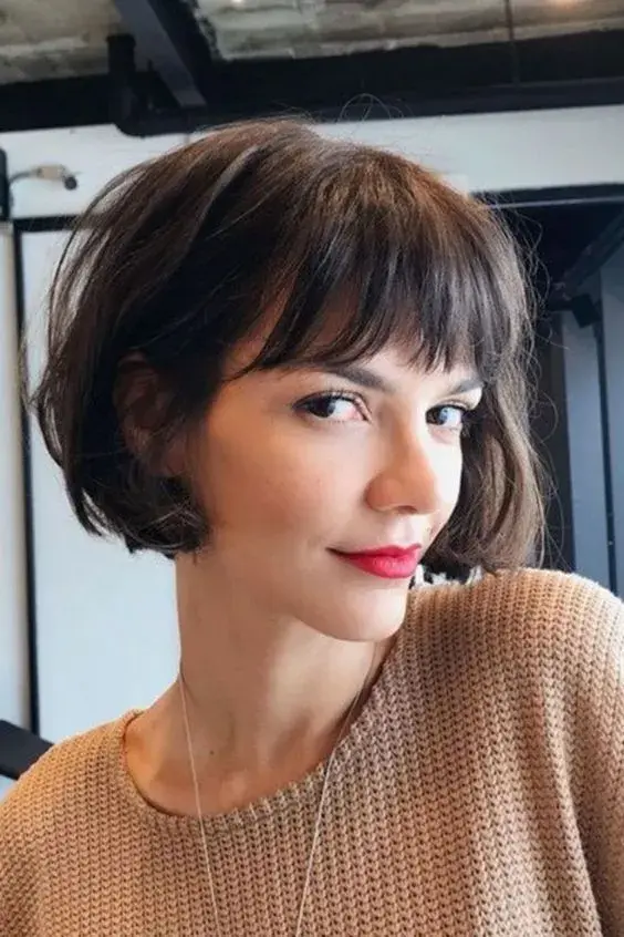 Con flequillo recto, en versión ultra french bob. Muy al estilo Amélie.