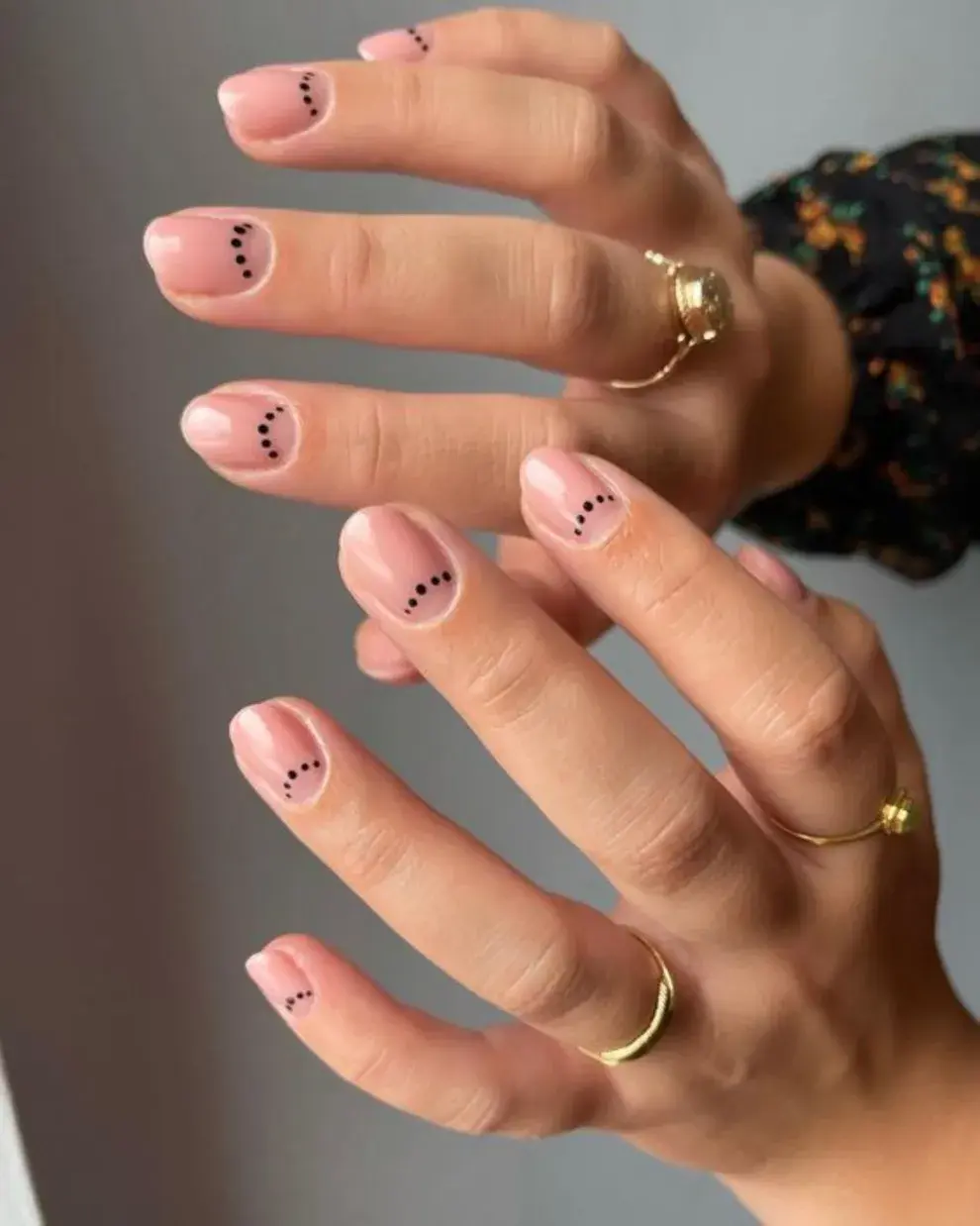 Sumándote a la onda de las dot nails, los haces de diferentes tamaños siguiendo la forma de la lunita.