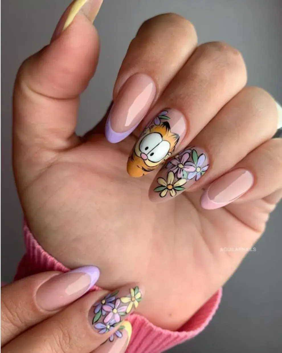 Un nail art de Garfield, otro revival infaltable si tenés más de 30. Además, usa los tonos pasteles que están en tendencia.