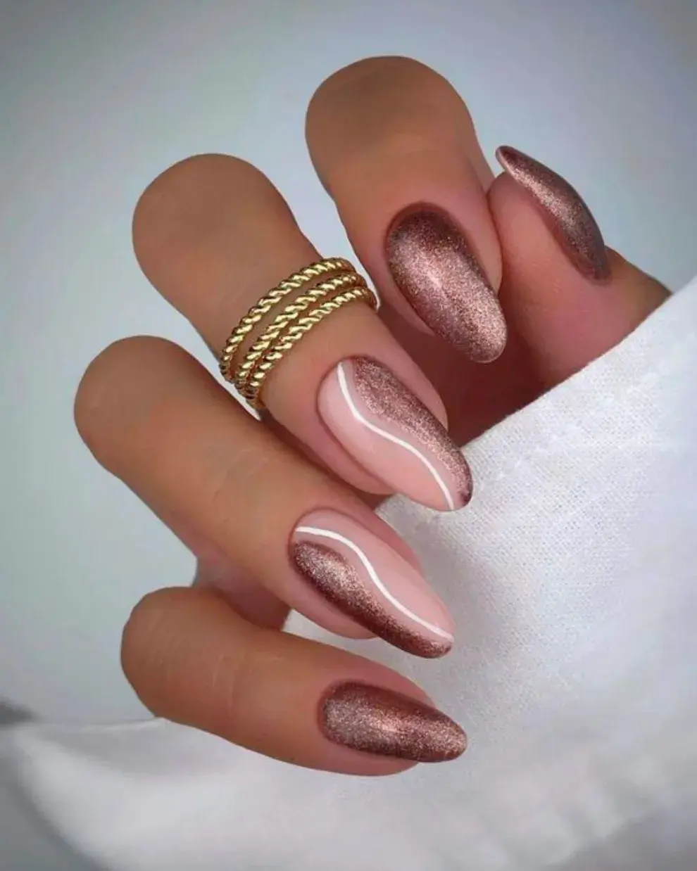 El nail art glaseado también queda increíble combinado con tonos plenos.