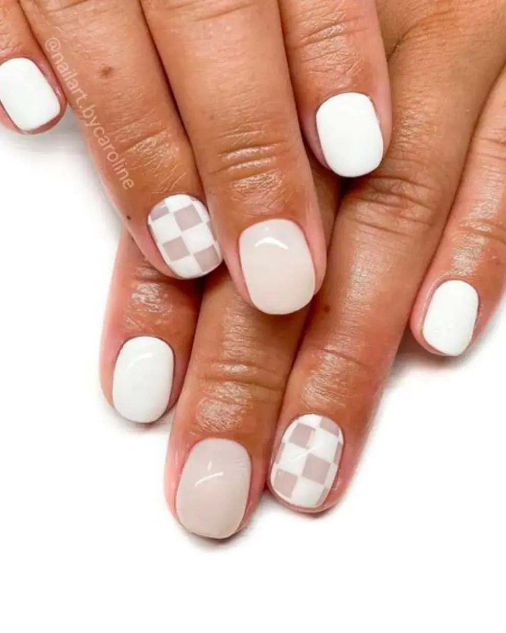 En uñas milky, sumás dos tonos de blanco... ¡y le da un toque genial!