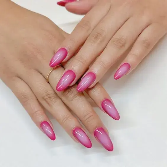 Para las amantes de la estética coquette y el Barbiecore, unas aura nails en fucsia.