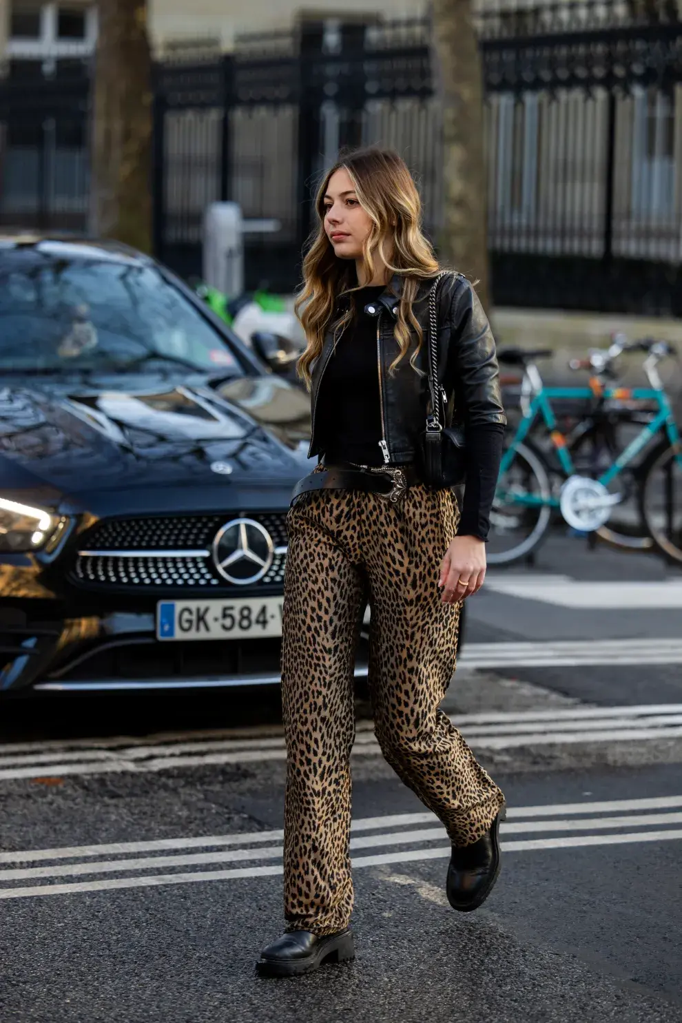 Pantalón leopard print y chaqueta motoquera, re si!