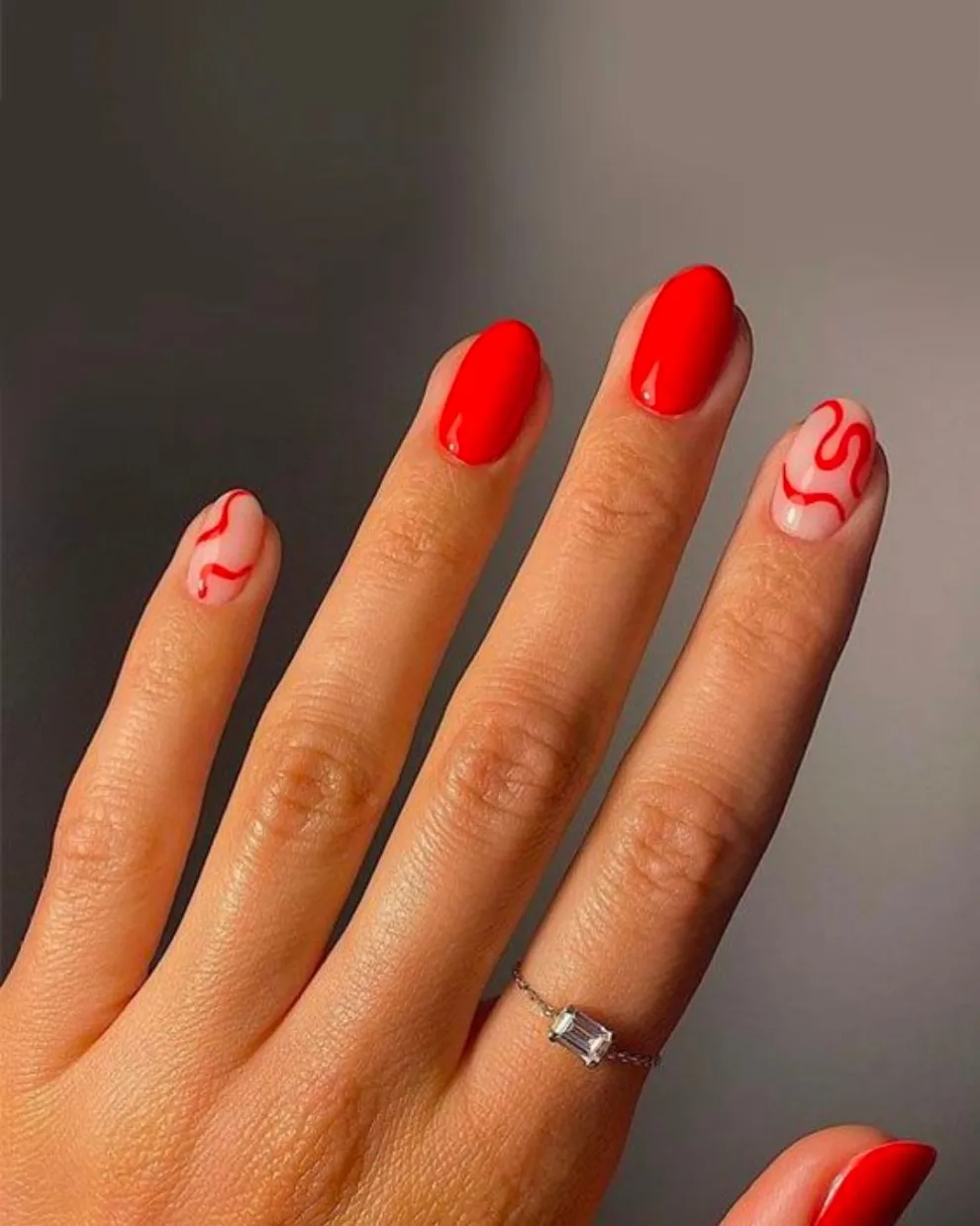 El rojo es un clásico del nail art que queda mega chic y en este diseño nos copó.