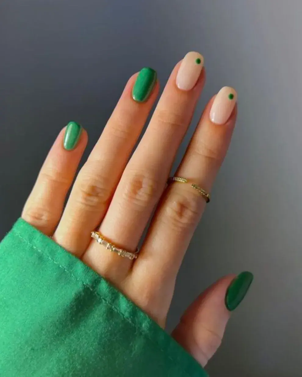 Solo en algunas uñas o en todas, podés usar el verde para tus diseños de dot nails.