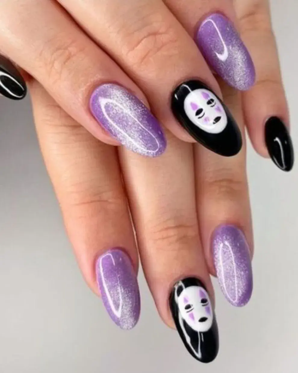 Un diseño con glitter en honor a las películas del increíble estudio japonés de animación Studio Ghibli.