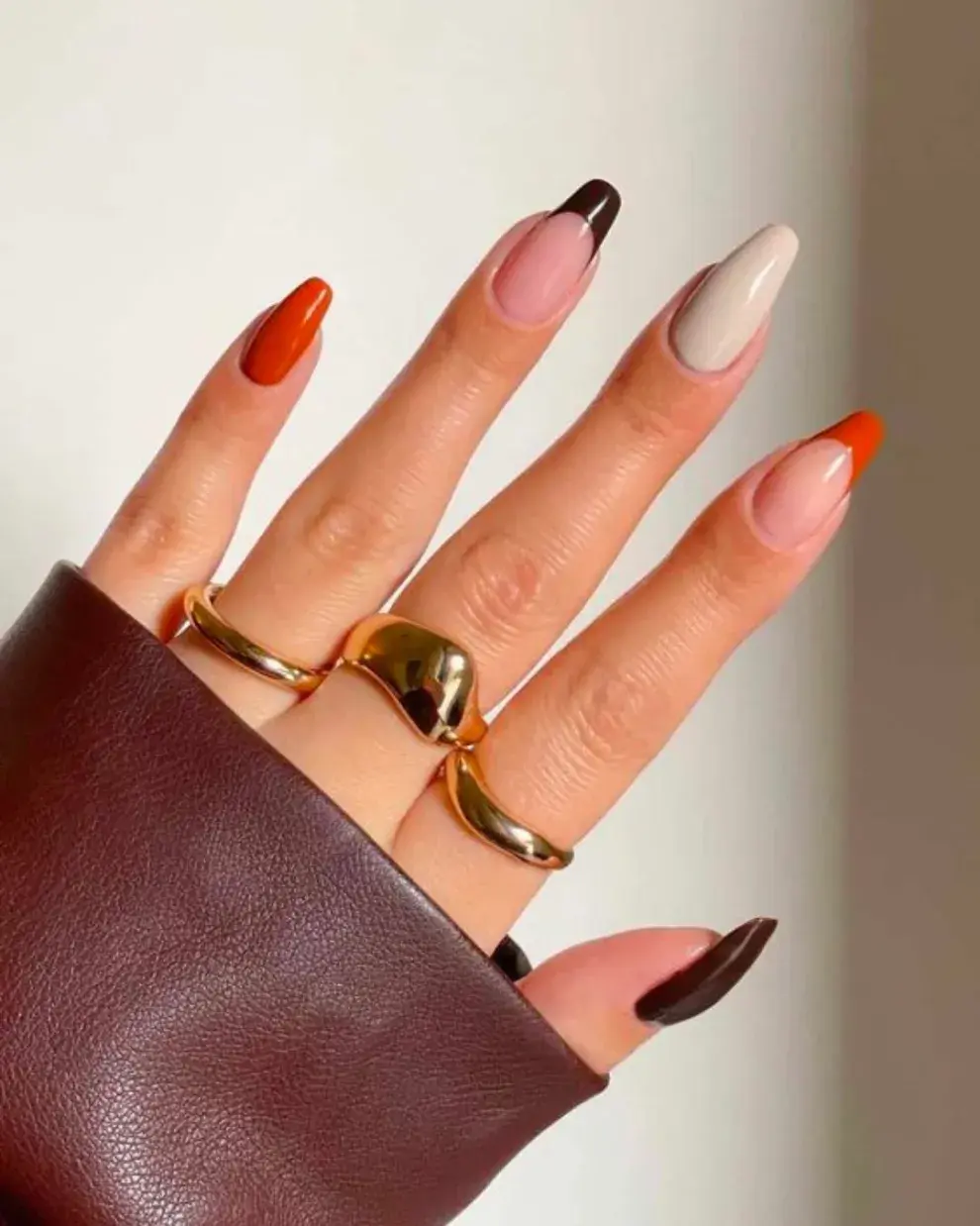 Los naranjas, marrones y crema quedan súper divertidos cuando los combinás en uñas con diferentes estilos.