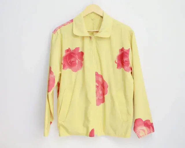 La firma marplatense Corchito en el Espacio, especializada en ropa vintage y second hand, tiene disponible en la web esta rompevientos muy canchera. @corchitoenelespacio