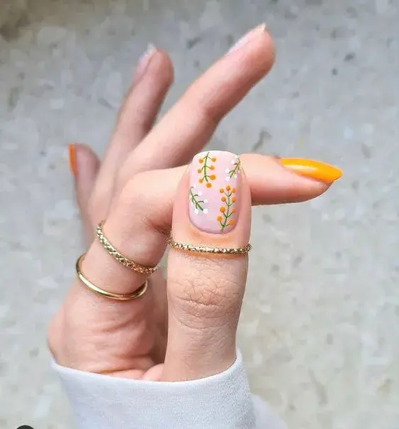 En color naranja, otro infaltable de esta temporada. Podés también aplicar el esmalte naranja solo en algunas uñas, para un estilo más colorido.