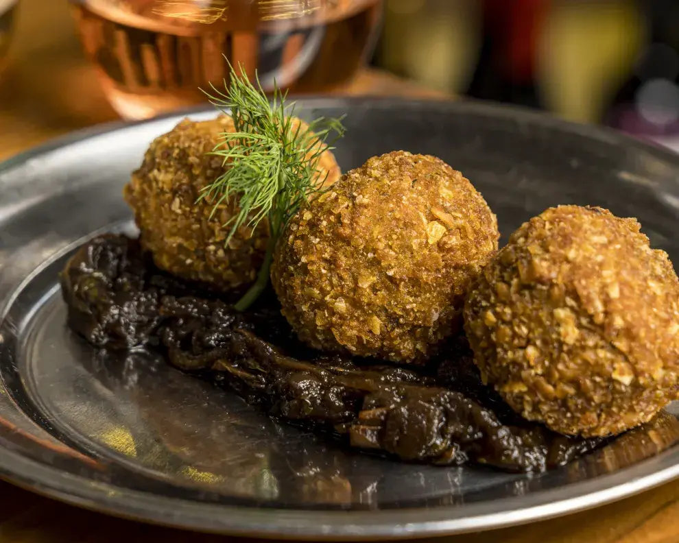 Croquetas de morcilla con chutney fresco de Alegra.