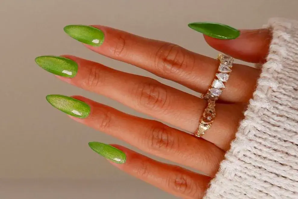 El verde es uno de los colores del año y hay muchísimos nail art para que te inspires para llevarlo.