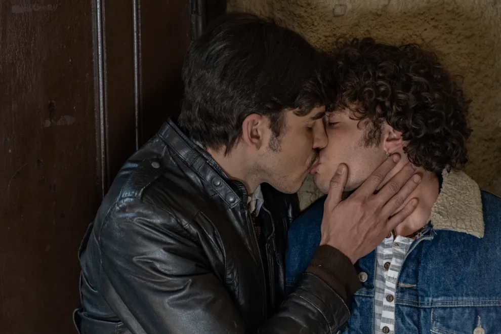 En la segunda temporada de ATAV se cuenta la historia de amor entre dos varones: Antonio (Toni Gelabert) y Segundo (Tato Quattordio).