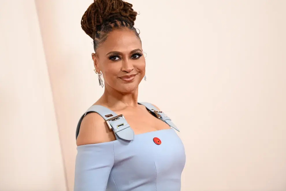 Ava DuVernay en la alfombra roja de los Premios Oscar 2024.