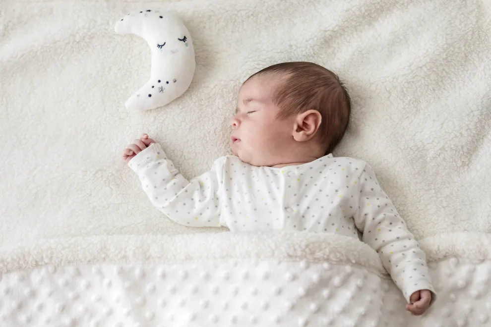 Los bebés no logran regular el sueño por sí mismos