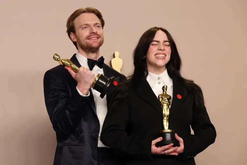 Finneas O'Connel y Billie Eilish en los Premios Oscar 2024.