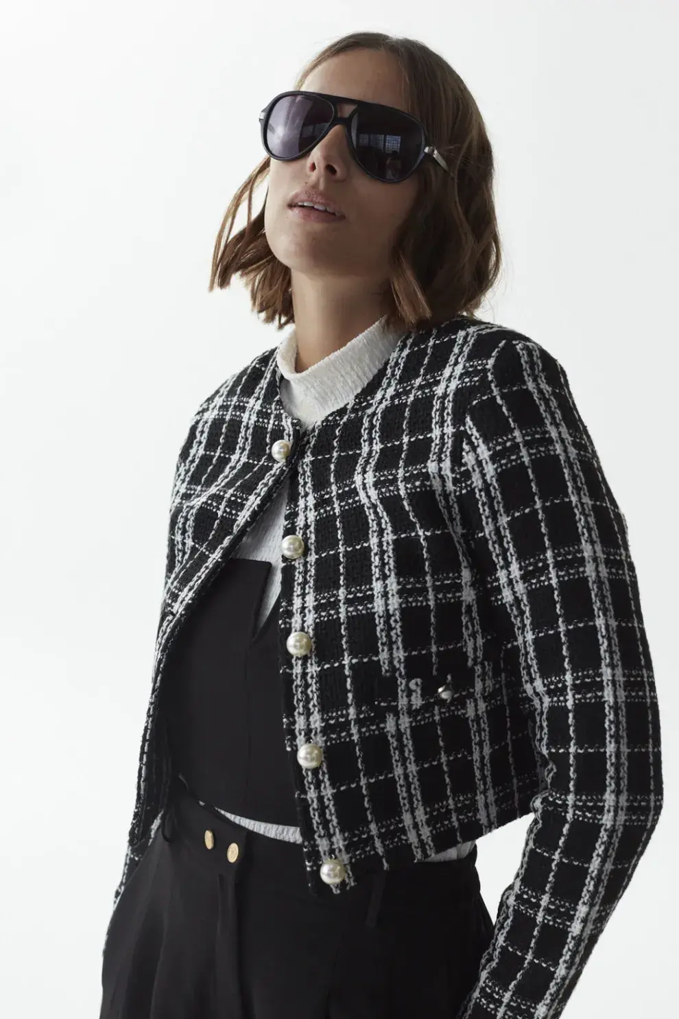 Cut jacket tipo Chanel, con botones perlados, para un look bien parisino. Lo conseguís en @boon.oficial