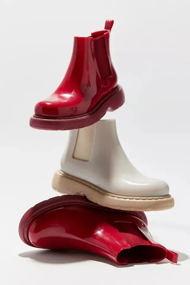 Botas de lluvia con talón elástico que viene en cherry red (Melissa, $81.500)