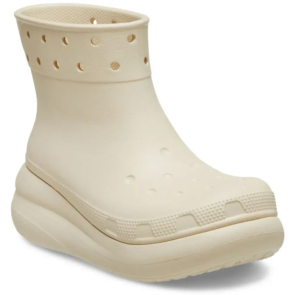 Botas ergonómicas con plataforma (Crocs Argentina, $100.000)