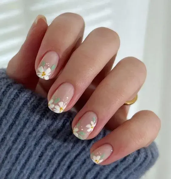 Otra opción es generar "patterns" distintos en cada uña. Estas flores que parecen margaritas son muy delicadas.