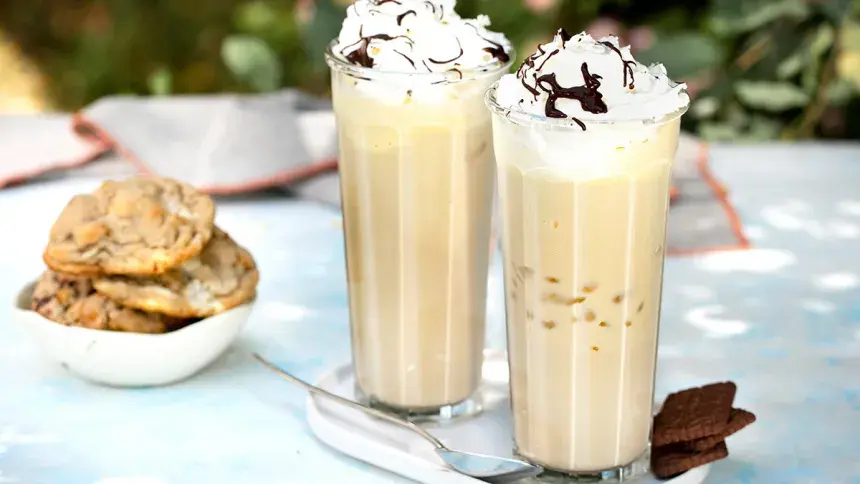 Café helado con vainilla, fresco y rico.