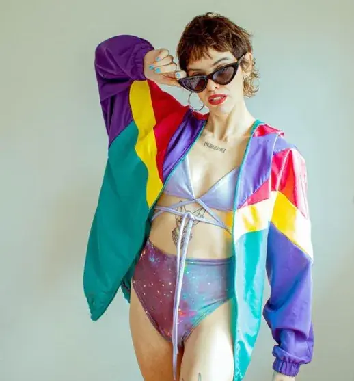 De corte oversize y súper colorida, muy en la onda de los noventa. Es de @chicxs_indumentaria