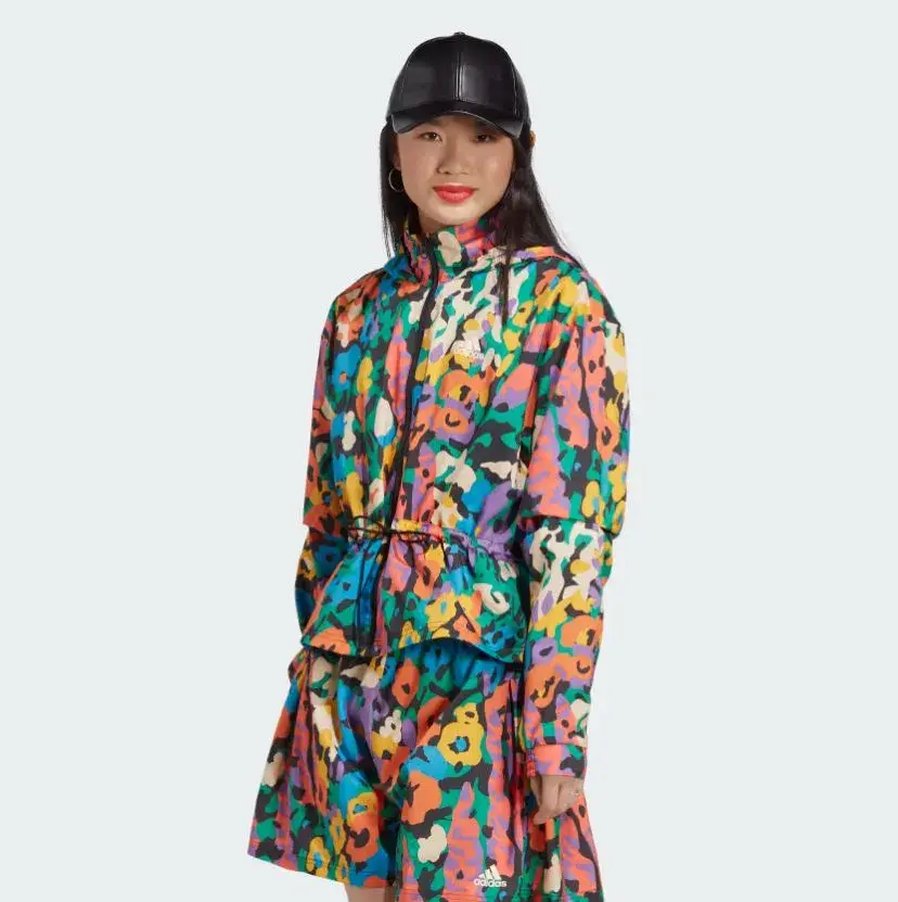 Este modelo de Adidas, hecho con materiales reciclados, se ajusta en la cintura, lo que le da un toque más elegante. @adidasar