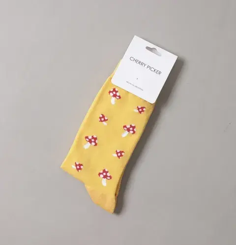 Los hongos están re de moda: en aritos, remeras... ¡y ahora también en las medias! Para las amantes del mundo fungi. @cherrypicker.ar