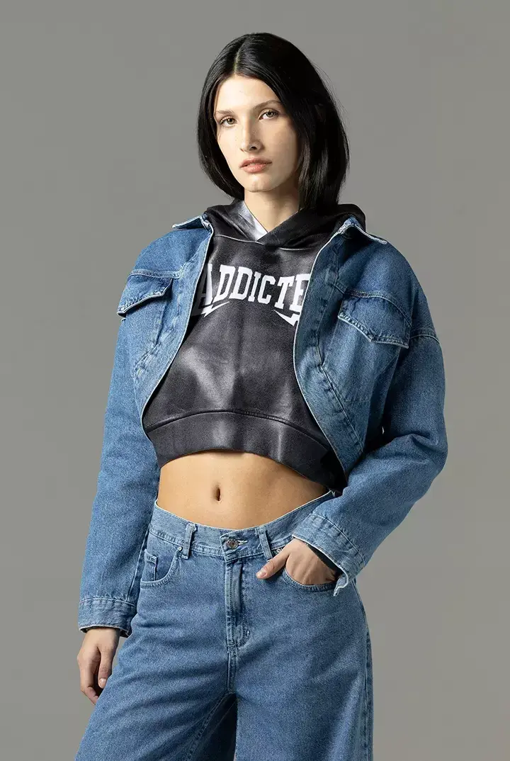 Cut jacket en denim, mega canchera para usar con buzos en looks sporty. Este modelo es de @vt_victoriatucci