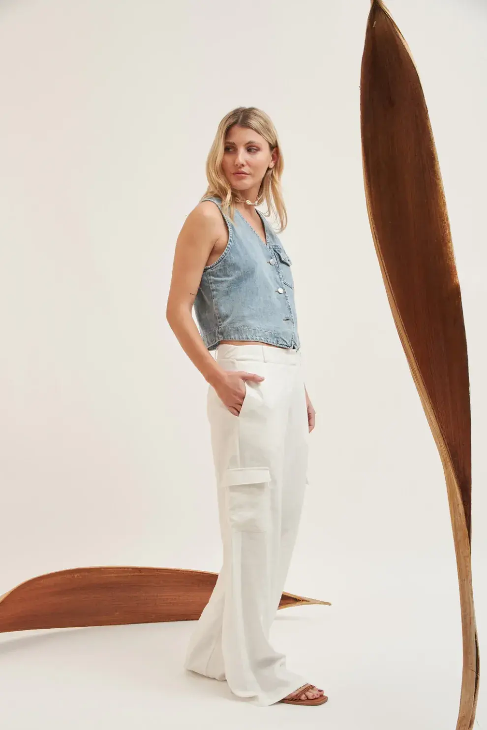 Pantalón cargo tipo sastrero, en off white. ¡Súper elegante! @dearclassoficial