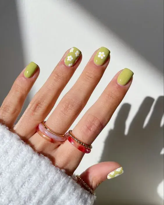En color verde manzana. El "pattern" lo podés aplicar en una sola uña, para un nail art menos cargado y más sutil.