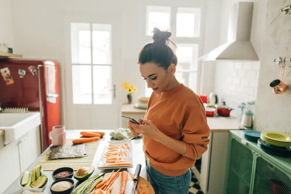 Las verduras de hojas verdes son ricas en vitamina E, carotenoides y flavonoides, que previenen el deterioro cognitivo.