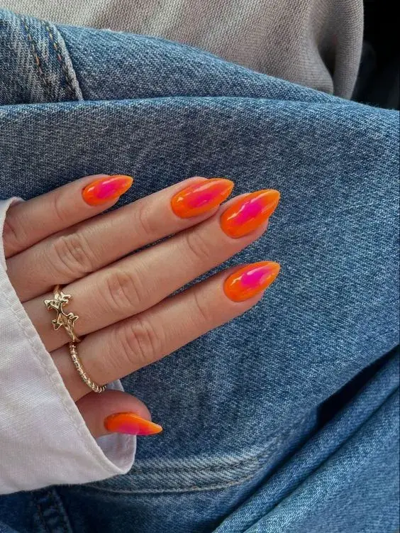 Un diseño bien power para levantar los días grises, con esmaltes en tonos neón.