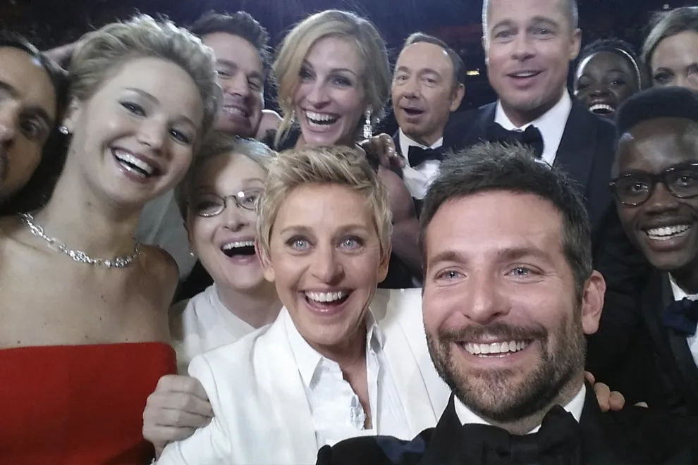Ellen DeGeneres, Meryl Streep, Julia Roberts, Brad Pitt, Angelina Jolie, Bradley Cooper, Jennifer Lawrence y Lupita Nyong'o en la selfie histórica de los Oscar.
